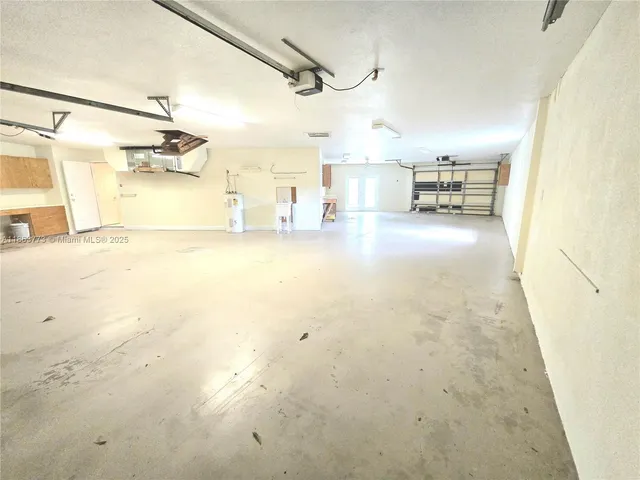 a view of a livingroom with furniture and a ceiling fan