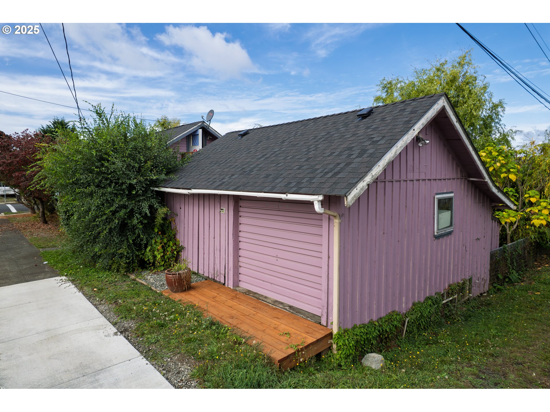 655 6th Street Myrtle Point, OR 97458 - Photo 29 of 31 a backyard of a house with lots of green space