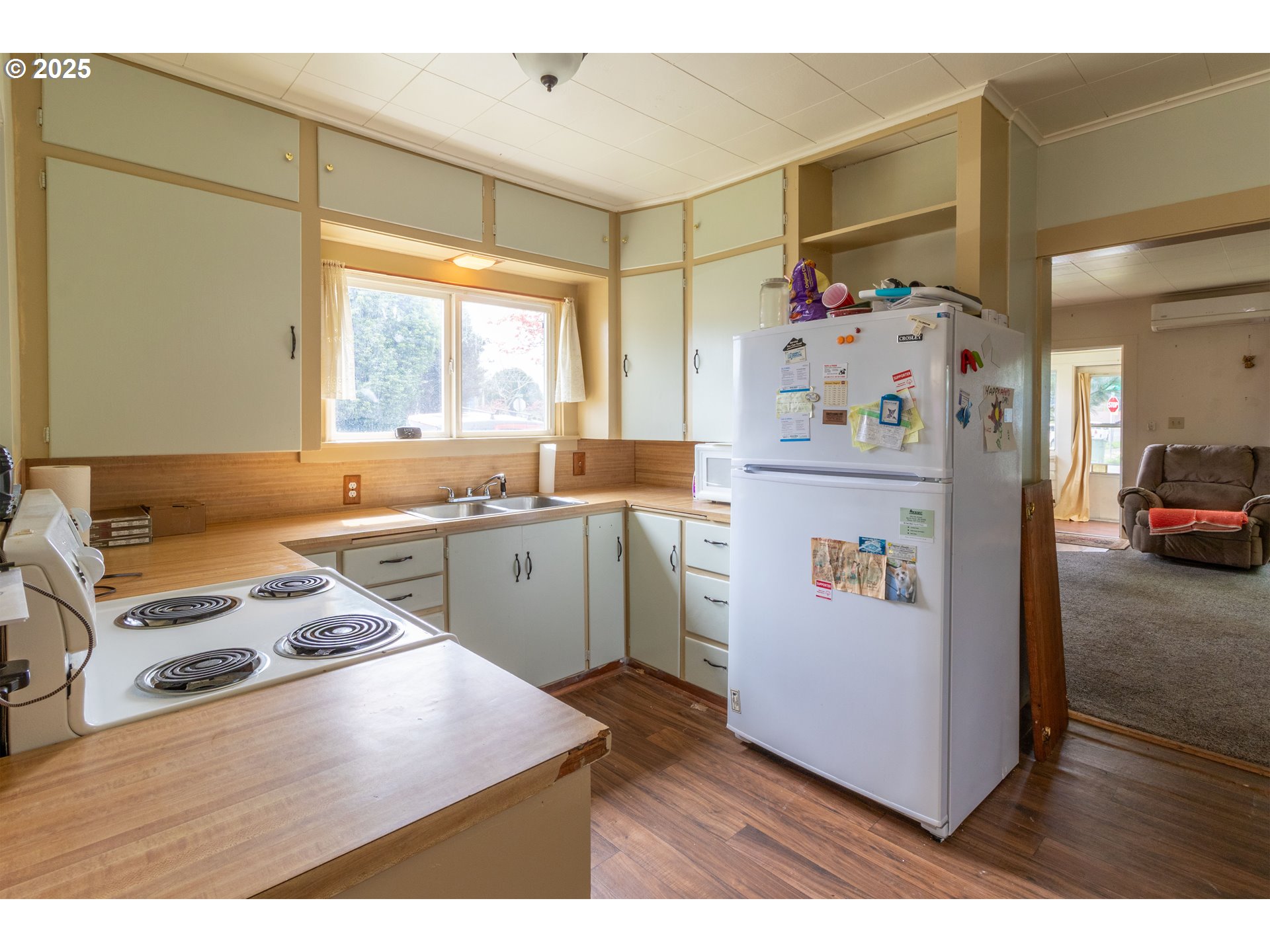 655 6th Street Myrtle Point, OR 97458 - Photo 7 of 31 a kitchen with a refrigerator a stove a sink and a window