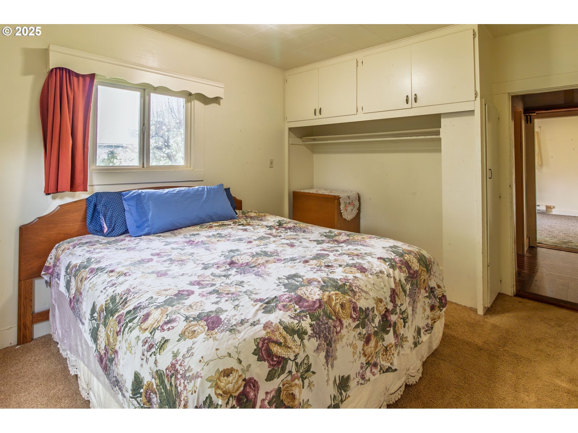 655 6th Street Myrtle Point, OR 97458 - Photo 10 of 31 a bedroom with a bed and a window