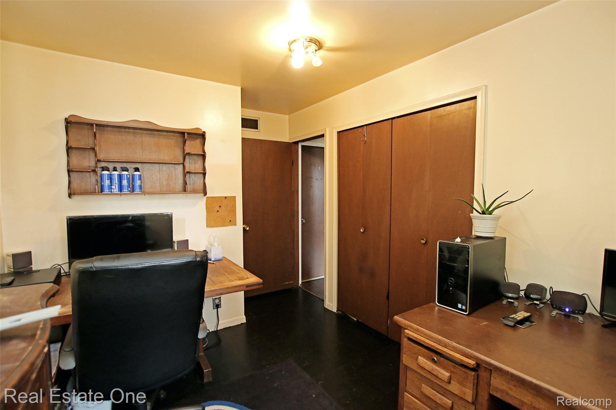 940 South Hurd Road Oxford, MI 48371 - Photo 29 of 57 29) Bedroom 3.jpg
