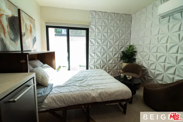 $2,000 | 22454 Dolorosa Street, Woodland Hills, CA 91367