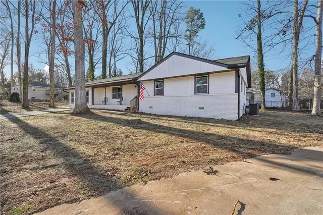 a view of a house with a yard