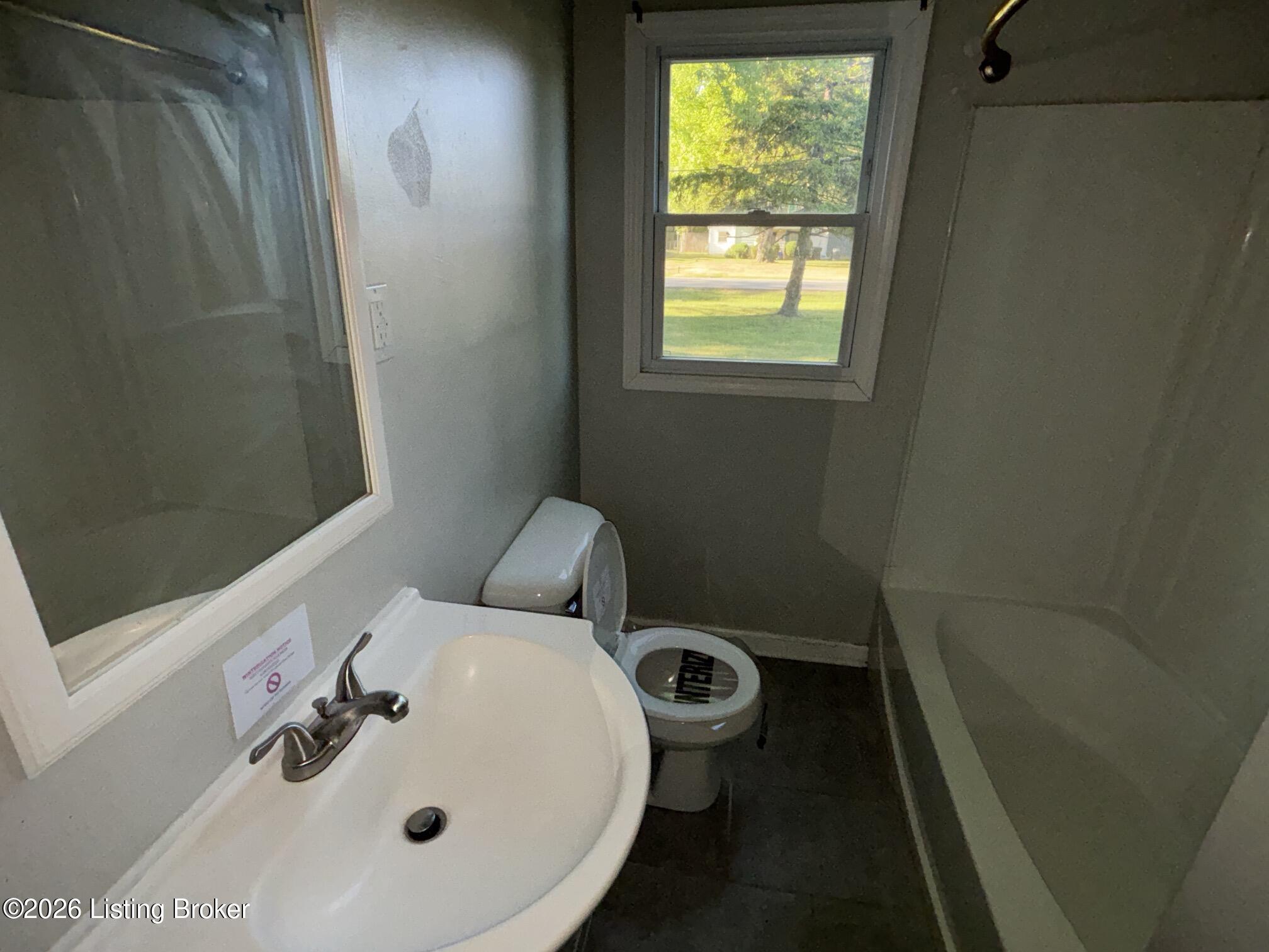 4300 Ronda Avenue Louisville, KY 40216 - Photo 10 of 15 Full Bathroom