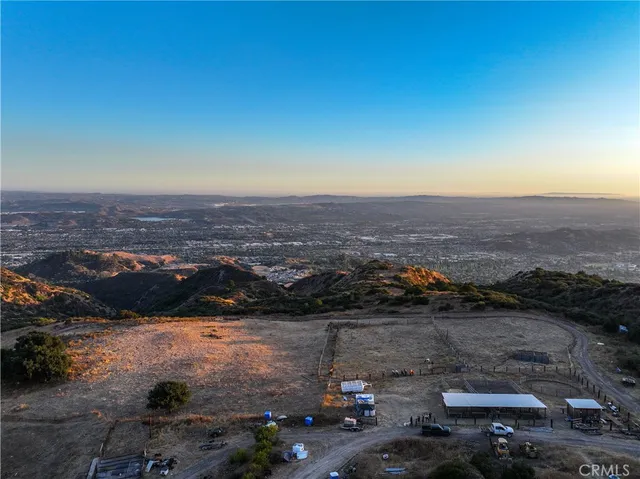 a view of a dry yard