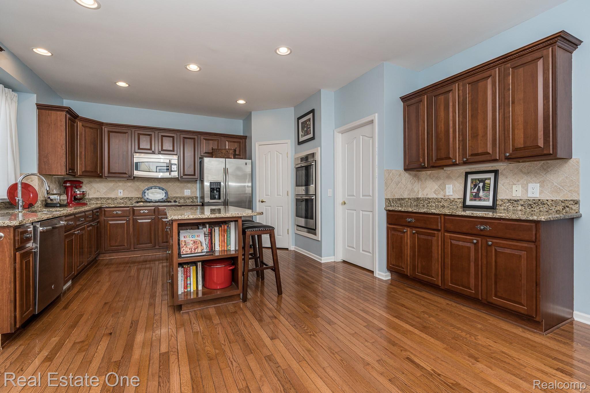 1039 Miners Run Rochester, MI 48306 - Photo 16 of 37 Kitchen