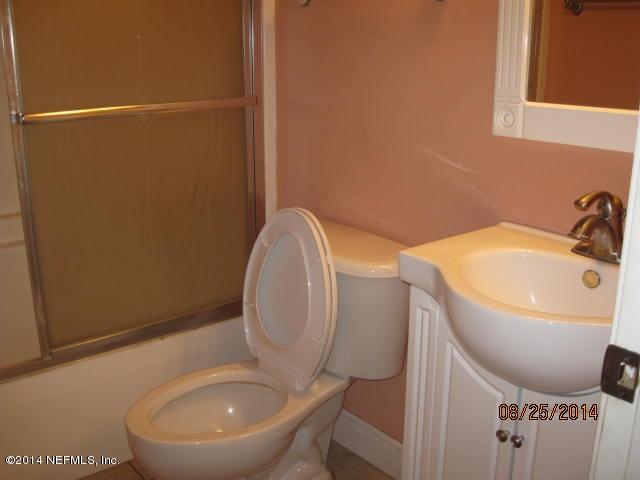 3038 Thunder Road Middleburg, FL 32068 - Photo 12 of 13 guestbath