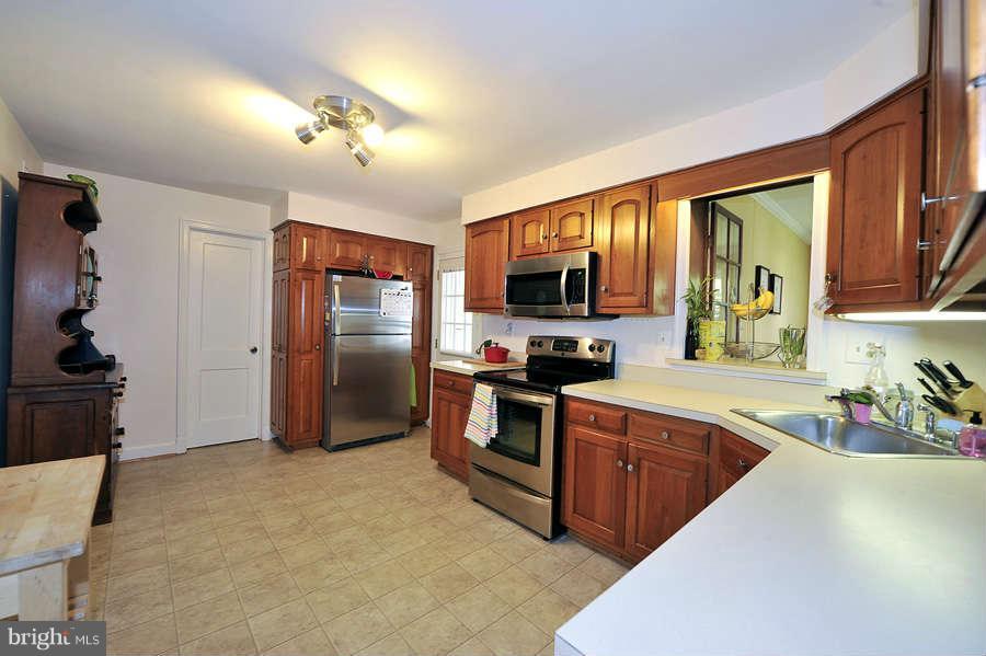 212 East Melbourne Avenue Silver Spring, MD 20901 - Photo 12 of 30 Kitchen