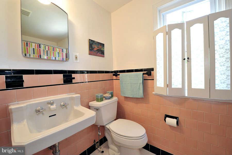 212 East Melbourne Avenue Silver Spring, MD 20901 - Photo 20 of 30 Bath