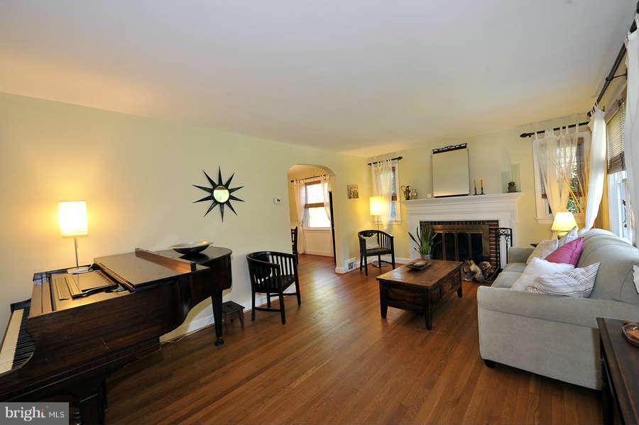 212 East Melbourne Avenue Silver Spring, MD 20901 - Photo 5 of 30 Living Room