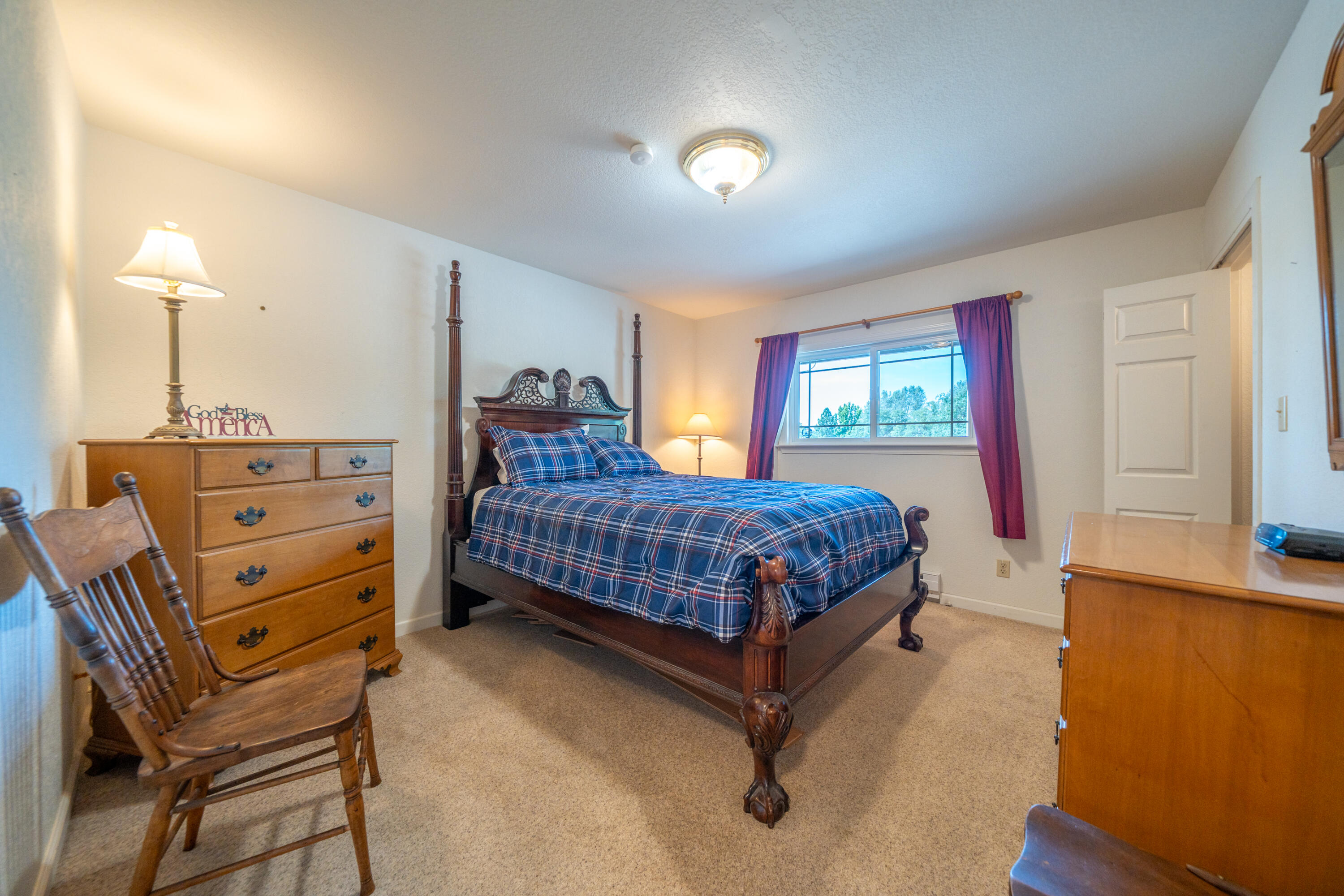 15842 Macleod Drive Redding, CA 96001 - Photo 23 of 36 a bedroom with a bed and a dresser in it