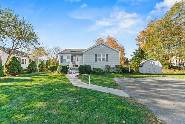 a view of a house with a yard