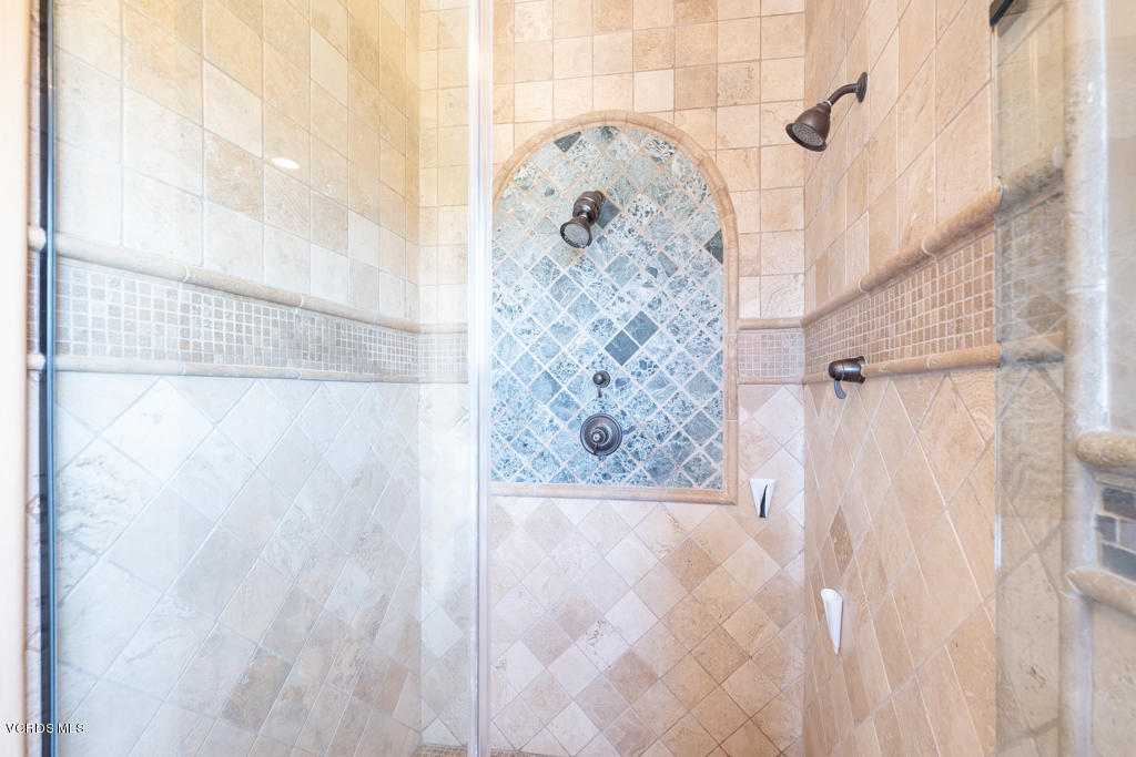 969 Rancho Road Thousand Oaks, CA 91362 - Photo 13 of 54 a bathroom with a shower curtain