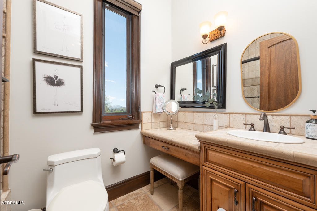 969 Rancho Road Thousand Oaks, CA 91362 - Photo 21 of 54 a bathroom with 2 sink and a mirror