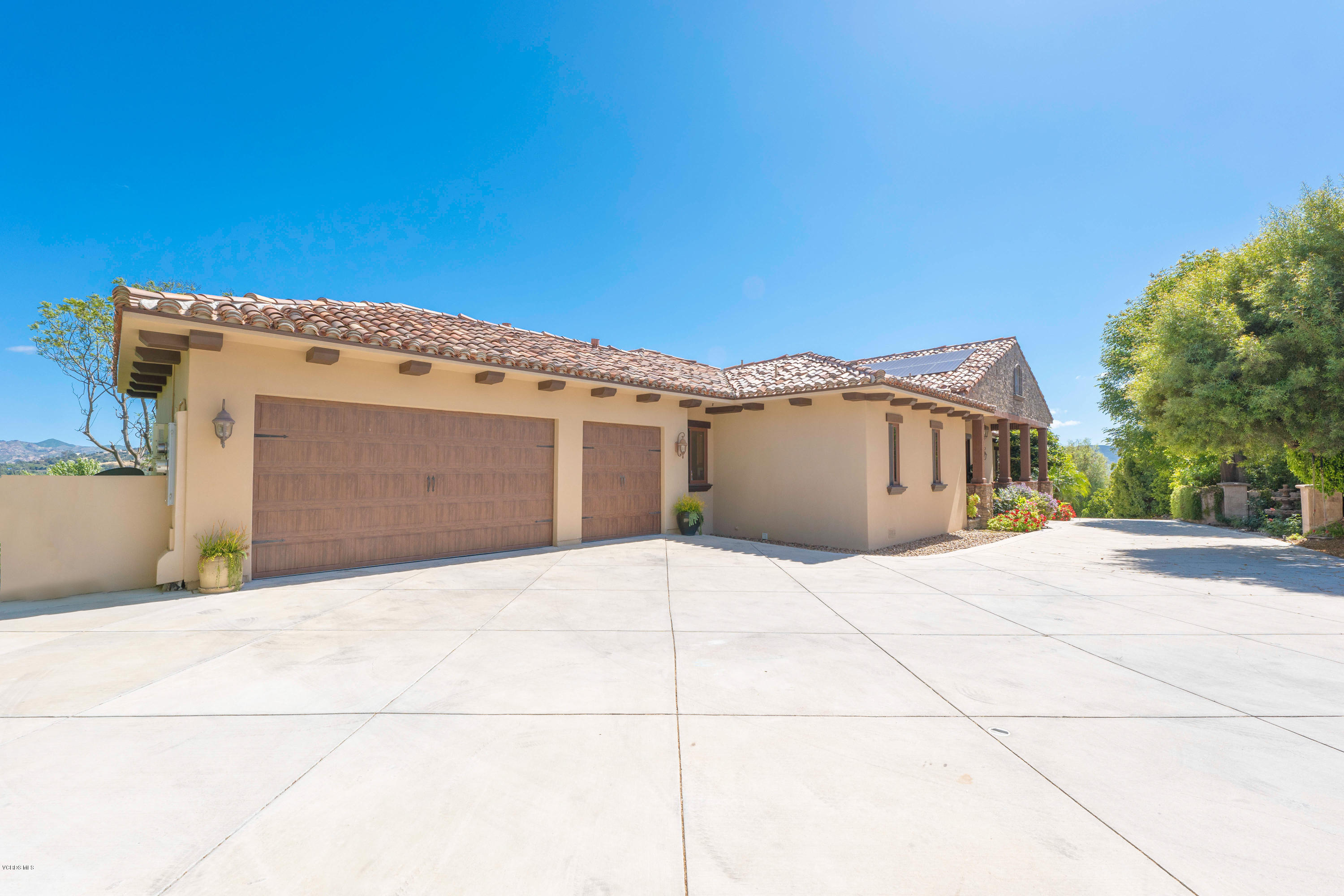 969 Rancho Road Thousand Oaks, CA 91362 - Photo 42 of 54 a house with a outdoor space