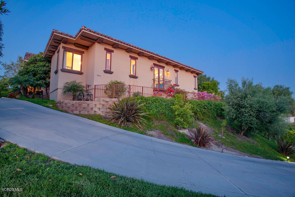 969 Rancho Road Thousand Oaks, CA 91362 - Photo 47 of 54 a front view of house with yard and green space