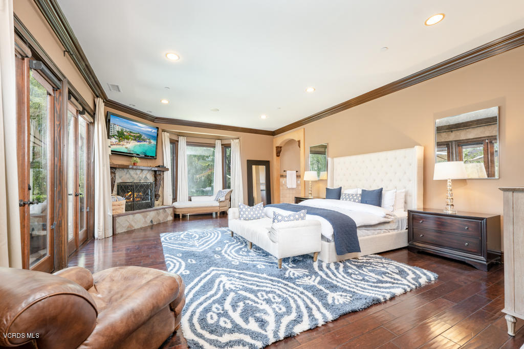969 Rancho Road Thousand Oaks, CA 91362 - Photo 9 of 54 a spacious bedroom with a large bed and wooden floor