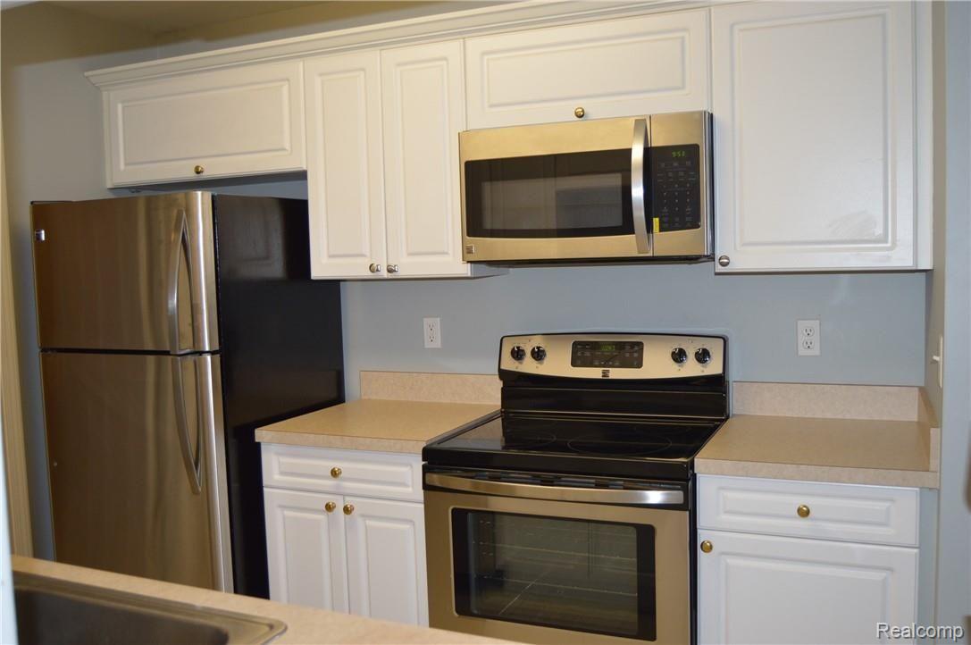 3703 Oakmonte Boulevard Rochester, MI 48306 - Photo 6 of 23 Kitchen newly equipped with all new stainless appliances