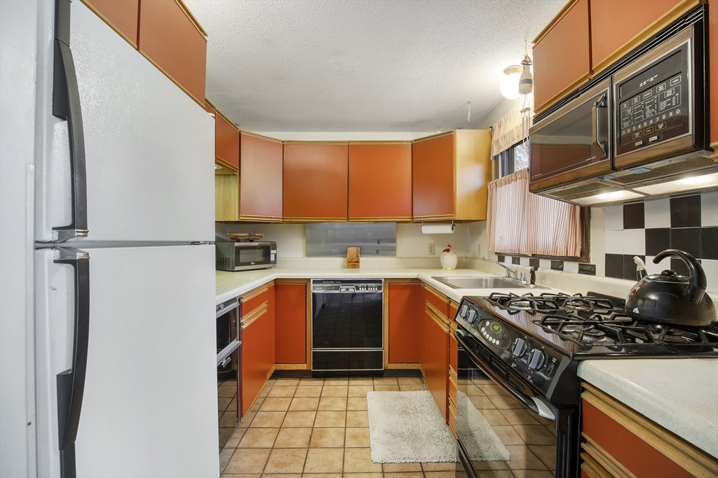 386 Bishops Terrace Barnstable, MA 02601 - Photo 10 of 28