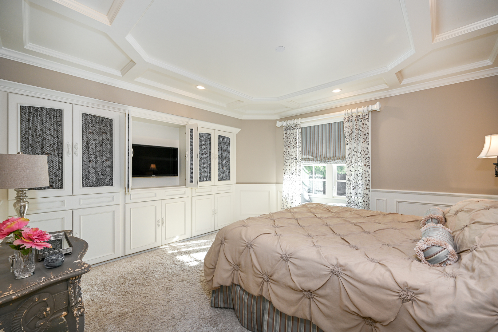 Undisclosed Address Glen Ellyn, IL 60137 - Photo 25 of 45 a bedroom with a large bed and a flat tv screen