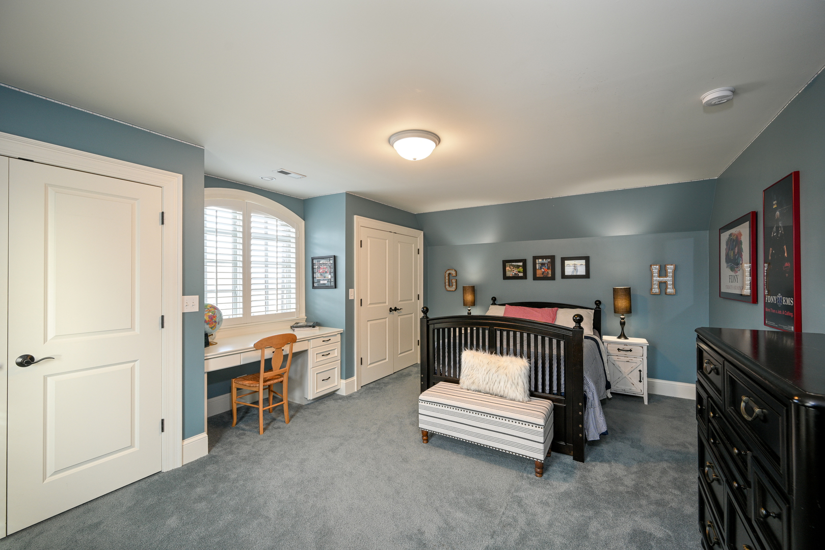 Undisclosed Address Glen Ellyn, IL 60137 - Photo 32 of 45 a living room with furniture and a flat screen tv