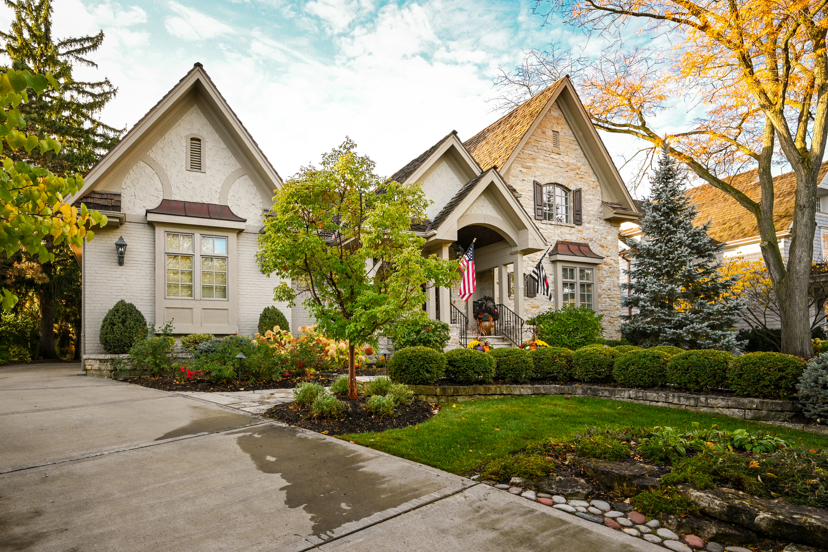 Undisclosed Address Glen Ellyn, IL 60137 - Photo 4 of 45 a front view of a house with garden