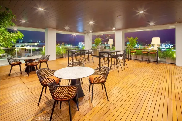 $2,377 | 6235 Topanga Canyon Boulevard, Unit 568, Woodland Hills, CA 91367