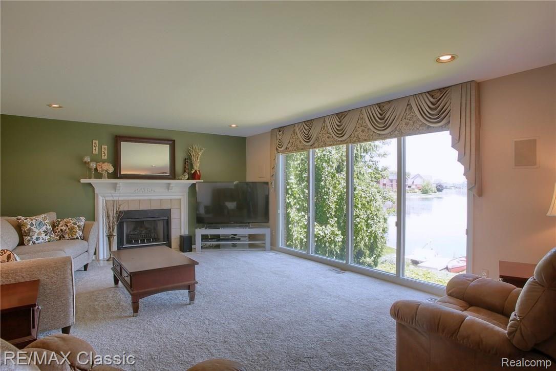 2235 Avon Lake Lane Rochester, MI 48307 - Photo 19 of 46 019-Family_Room.jpg