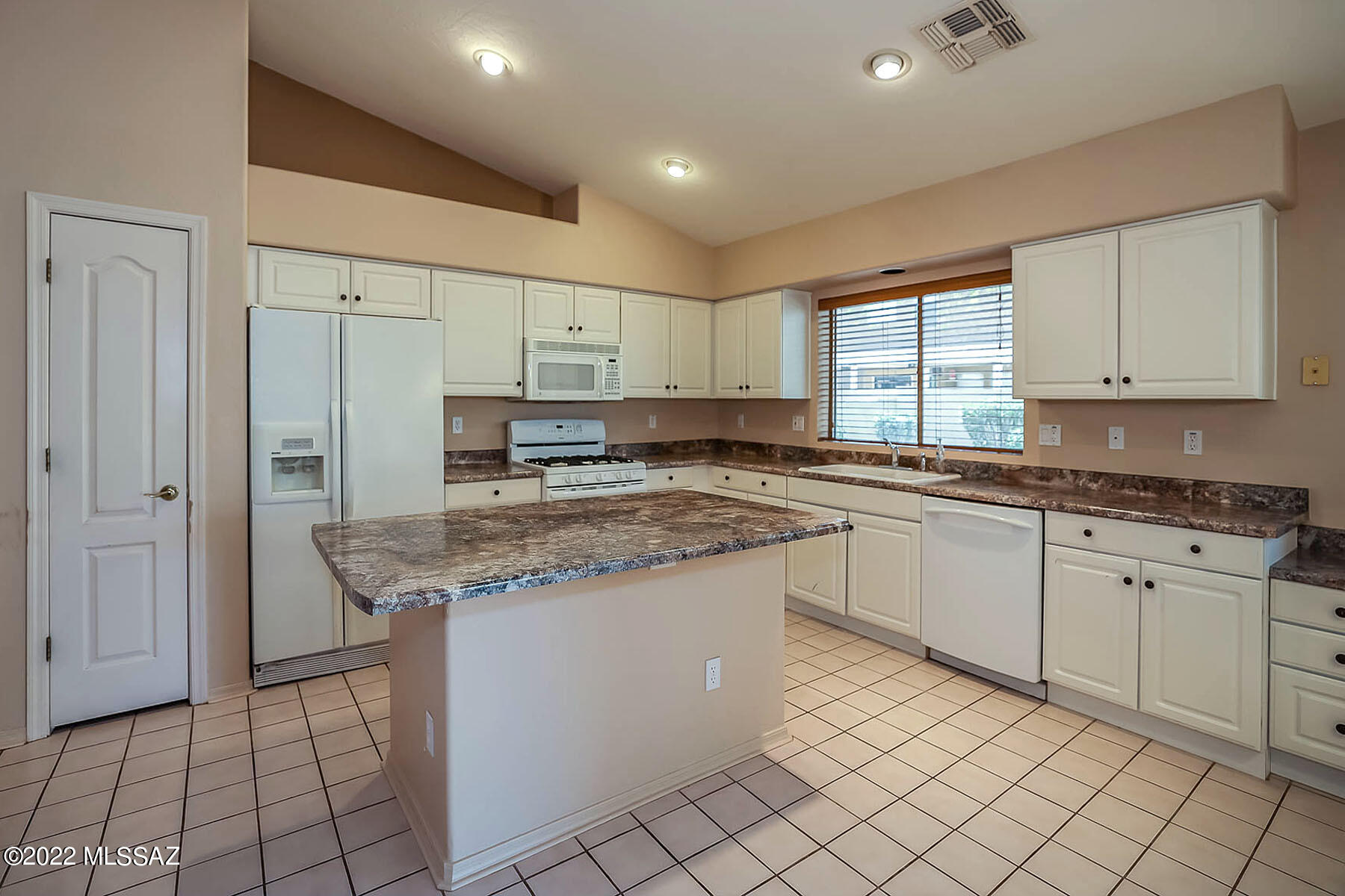 6881 West Rifle Way Tucson, AZ 85743 - Photo 10 of 30 Gallery Image 10