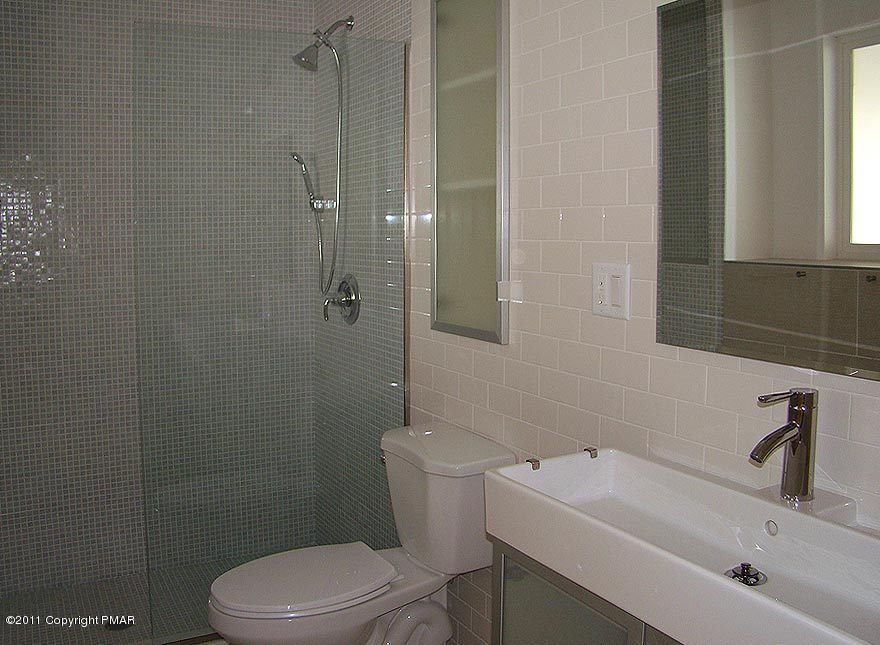 111 Bindale Road Bushkill, PA 18371 - Photo 12 of 20 bathroom