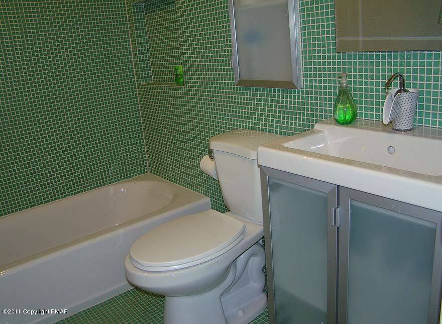 111 Bindale Road Bushkill, PA 18371 - Photo 13 of 20 bathroom2