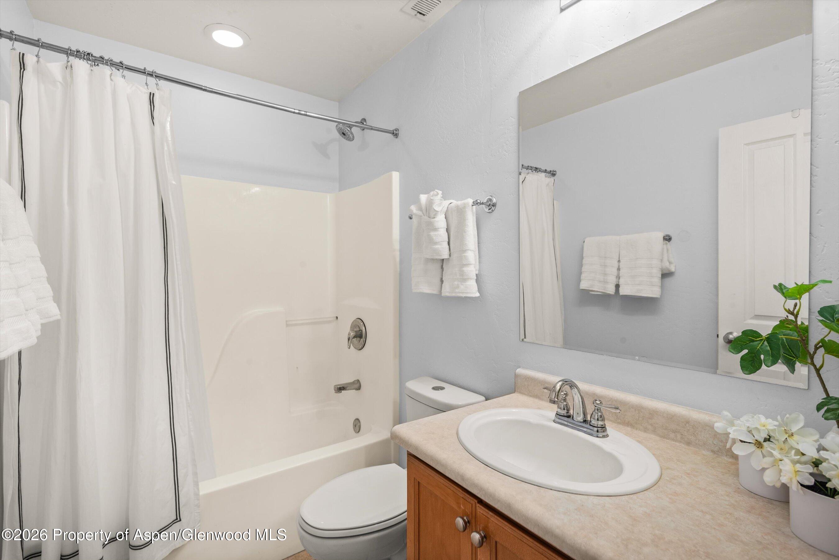 104 Lakeside Drive Basalt, CO 81621 - Photo 10 of 20 10-Hallway Bathroom