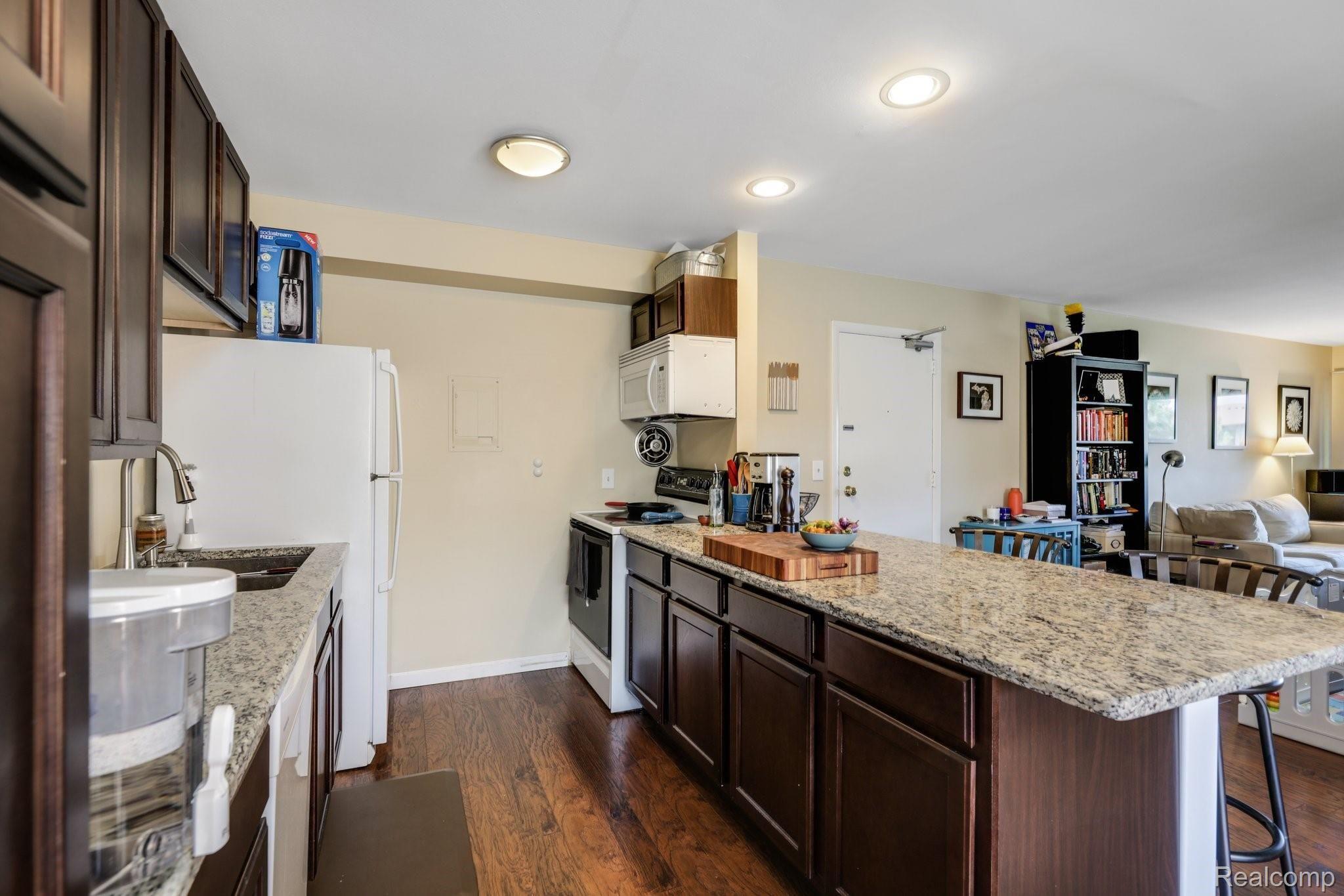 1245 South Maple Road, Unit 207 Ann Arbor, MI 48103 - Photo 6 of 27 15-web-or-mls-1245 S Maple #207 Ann arbor0014.jpg
