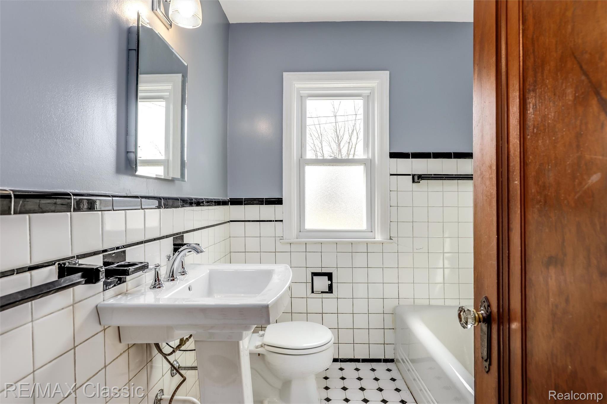 24711 Pennsylvania Road Romulus, MI 48174 - Photo 26 of 63 Full Bath