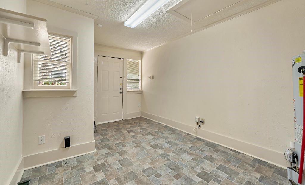 106 30th Street North Waco, TX 76710 - Photo 17 of 47 an empty room with windows