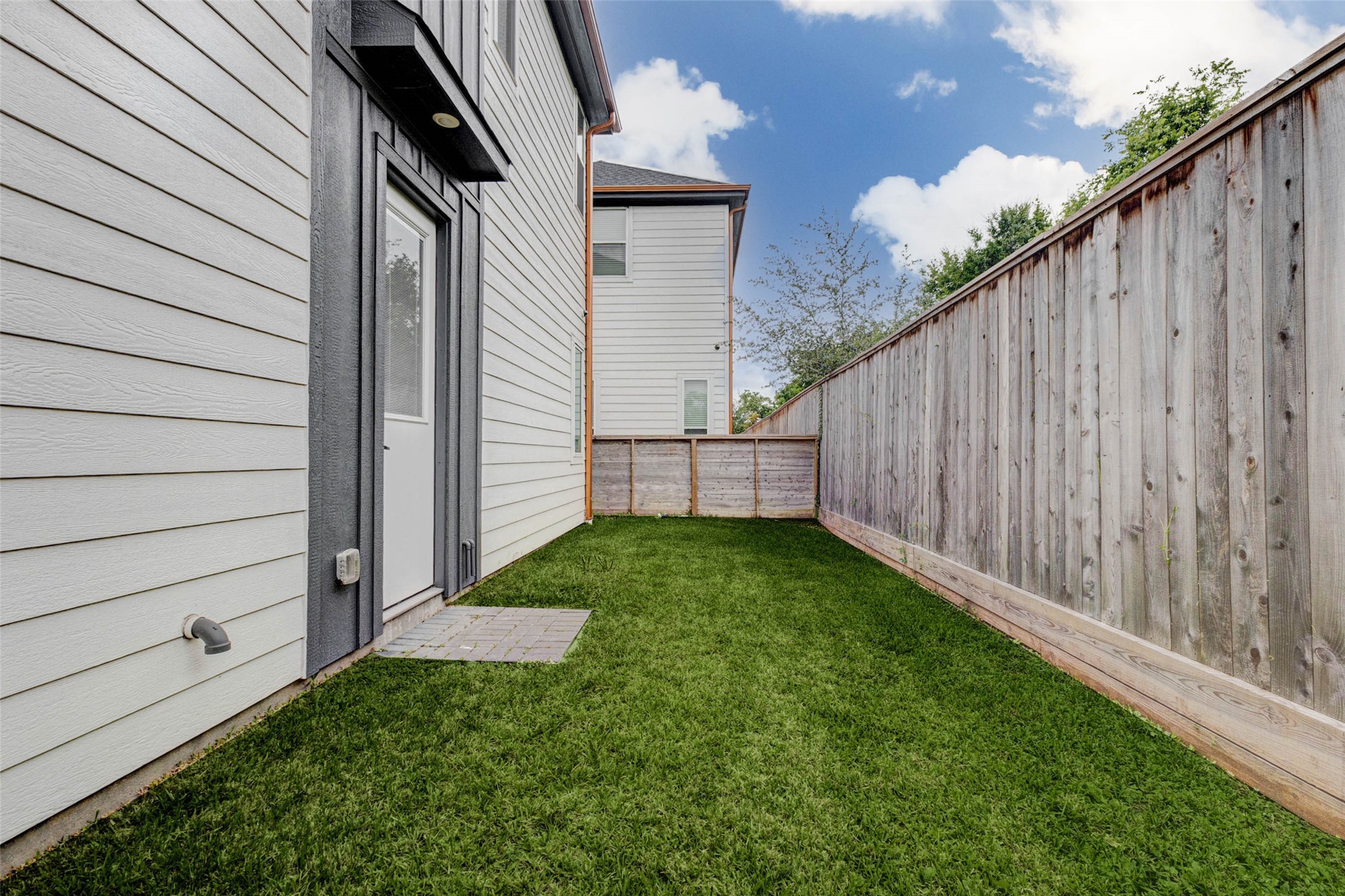 4502 Buck Street Houston, TX 77020 - Photo 24 of 27 Small yard fully fenced