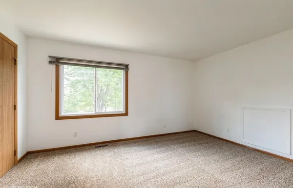 $2,550 | 664 Regent Drive, Crystal Lake, IL 60014