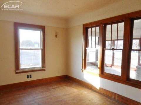 525 Pierson Road Flint, MI 48505 - Photo 6 of 17 20426875-5.JPG