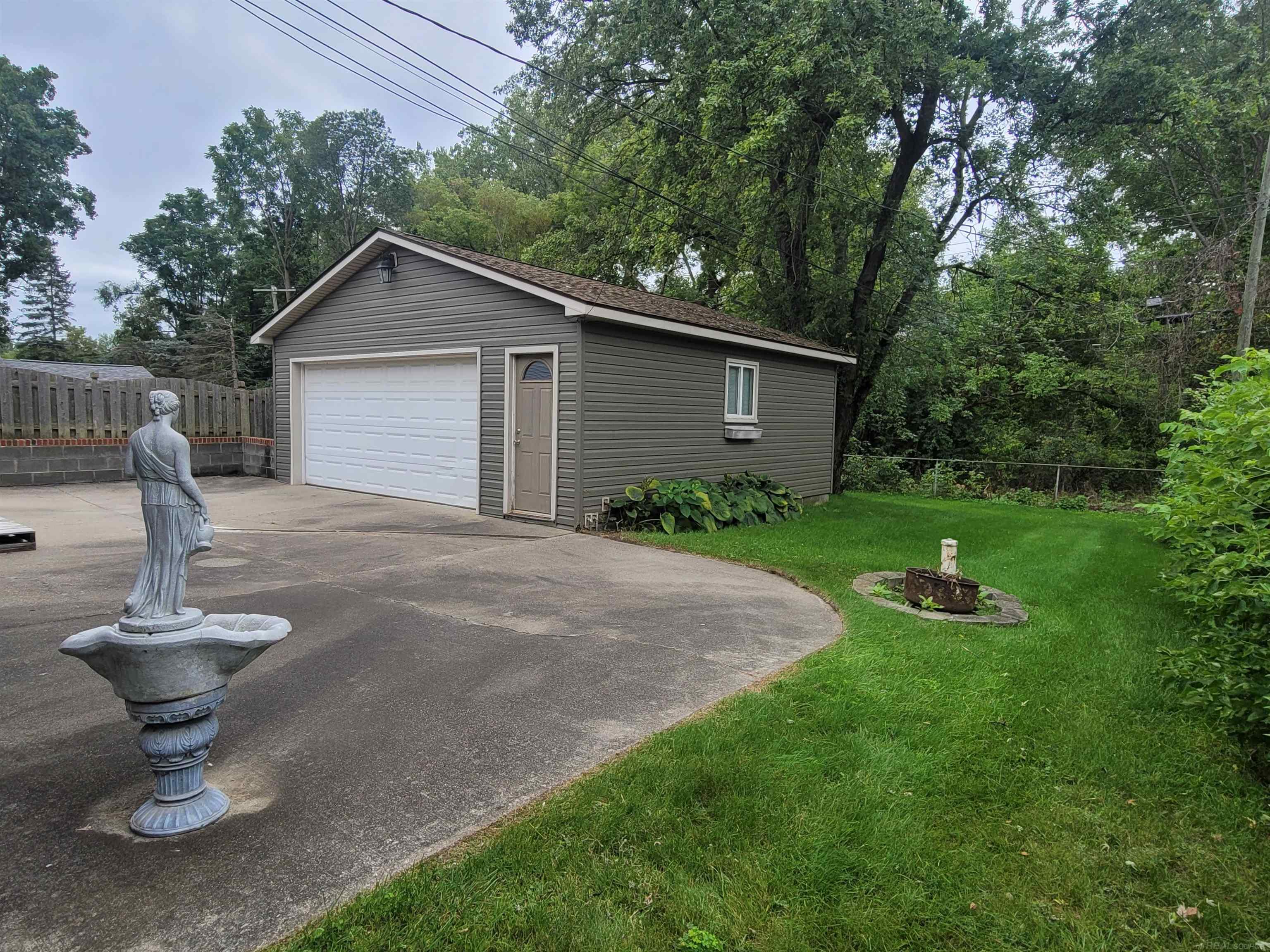 2900 Midvale Drive Rochester, MI 48309 - Photo 24 of 27 50121531-23.JPG