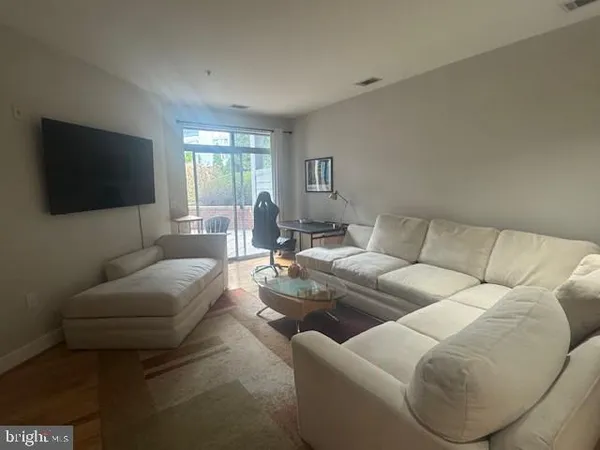 $2,600 | 1800 Wilson Boulevard, Unit 131, Arlington, VA 22201