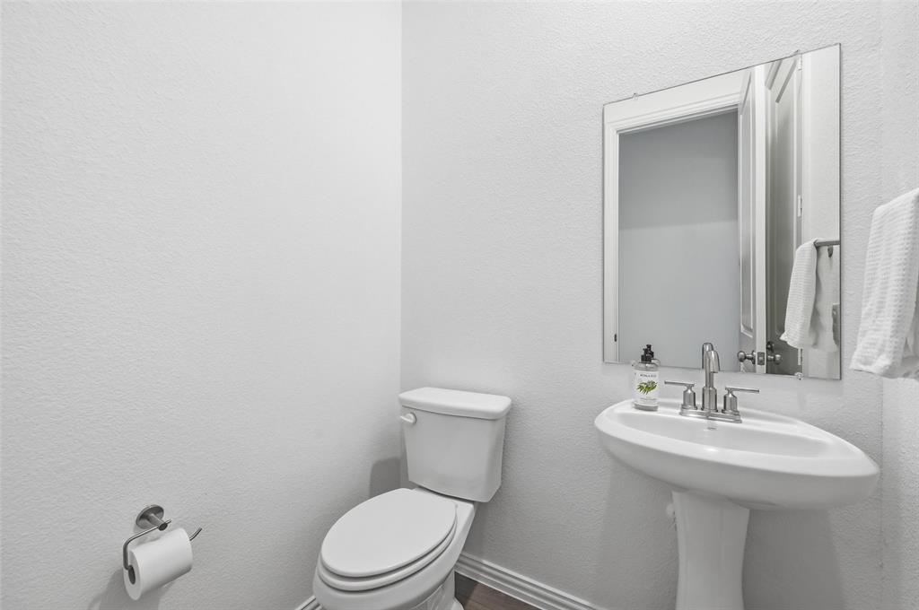 634 Blue Rdg Drive Mansfield, TX 76063 - Photo 14 of 25 a bathroom with a toilet a sink and mirror