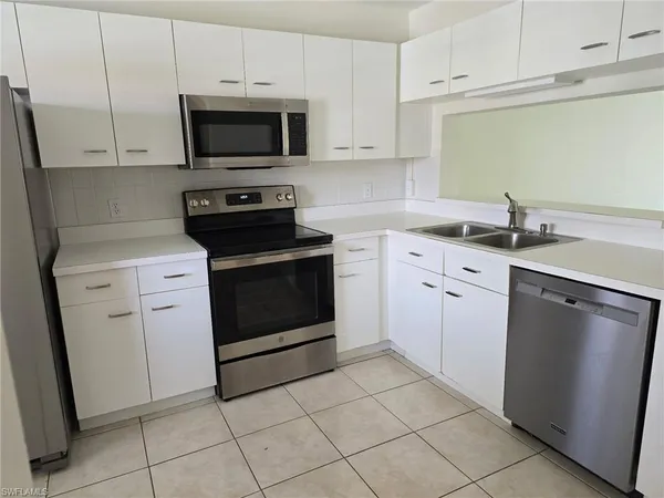 $2,100 | 7725 Jewel Lane, Unit 202, Naples, FL 34109