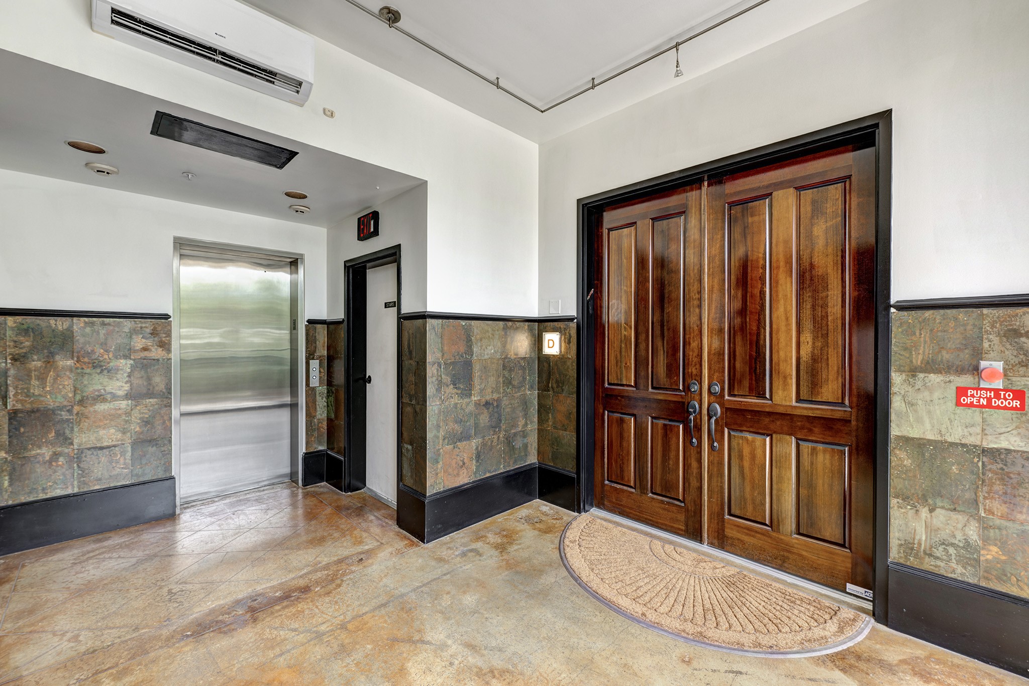 1722 Washington Avenue, Unit D Houston, TX 77007 - Photo 4 of 28 Inside lobby area of unit #D with double doors along with the elevator that goes to all floors of the complex including down to the garage.