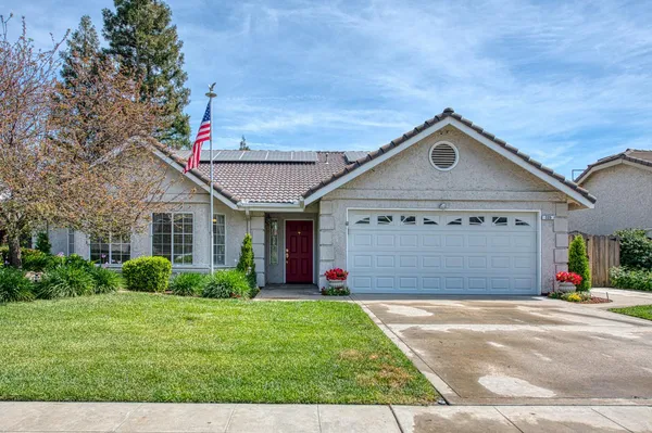 $499,500 | 335 McKelvy Avenue, Clovis, CA 93611