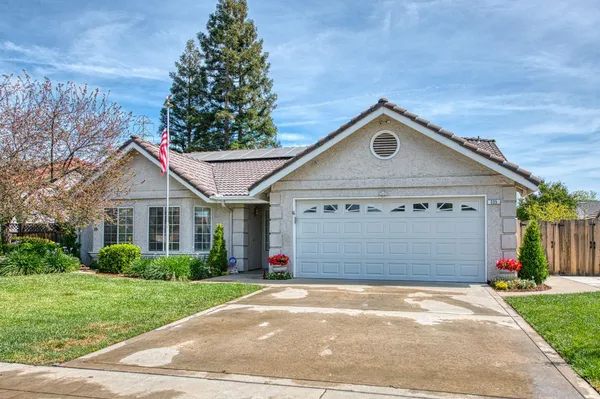 $499,500 | 335 McKelvy Avenue, Clovis, CA 93611
