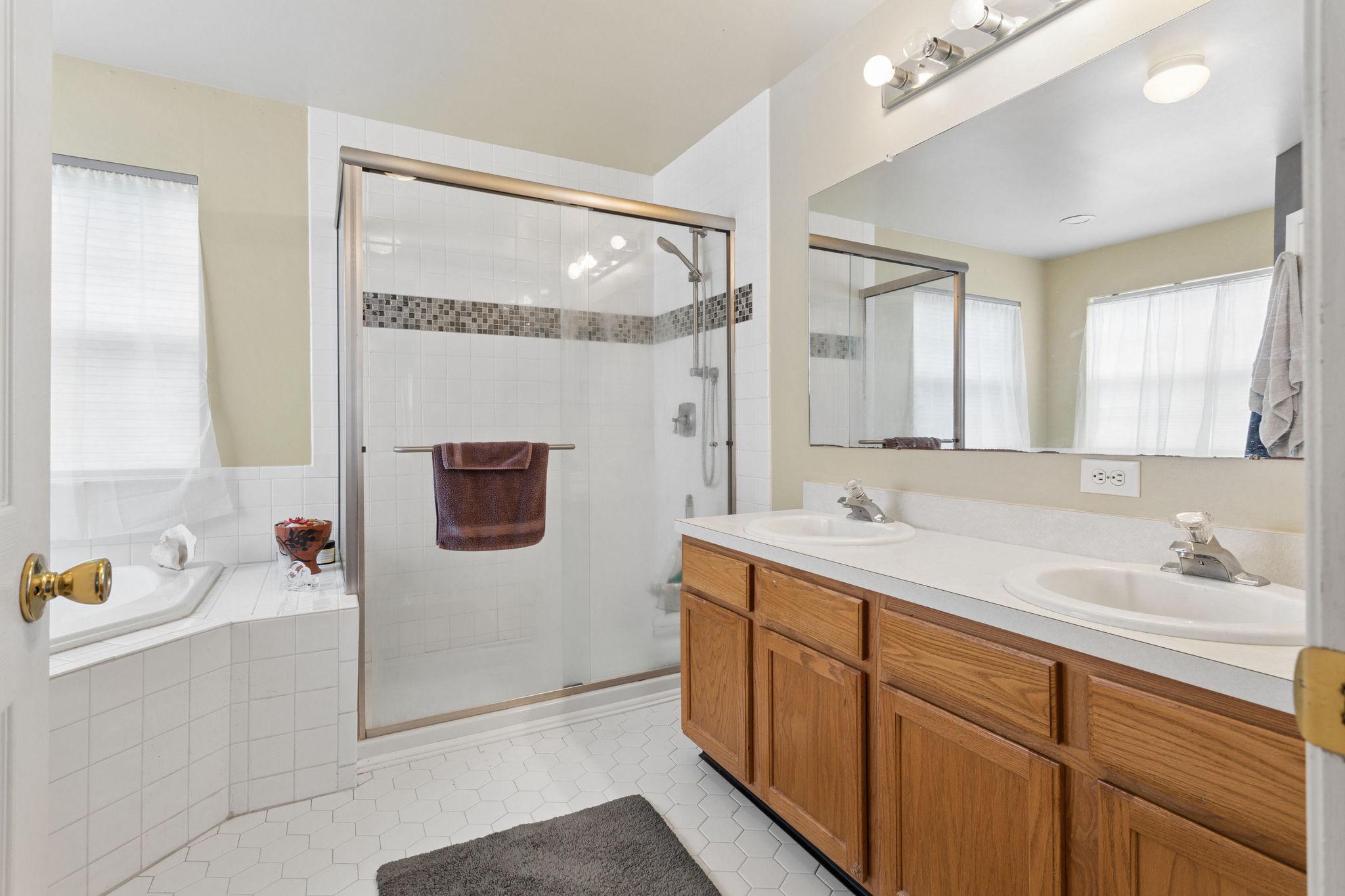 18 Hemingway Lane Columbus, NJ 08022 - Photo 17 of 27 Primary bathroom w/spa tub, shower + double sinks.