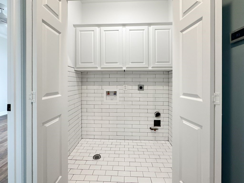 1223 Normans Woods Street Houston, TX 77077 - Photo 27 of 32 Laundry