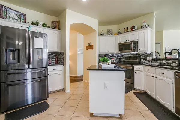 $2,100 | 909 Hunter Lane, Burleson, TX 76028