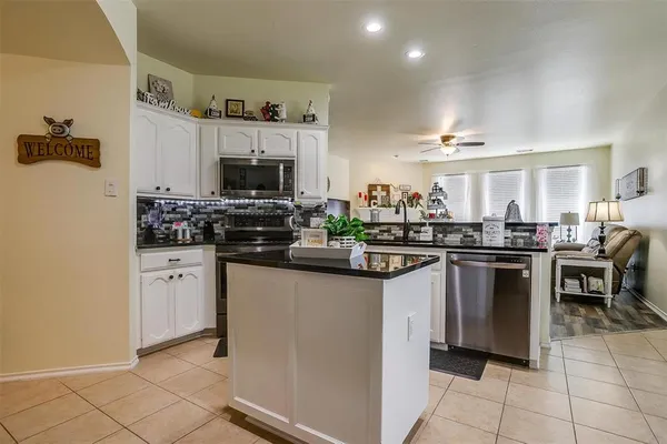 $2,100 | 909 Hunter Lane, Burleson, TX 76028