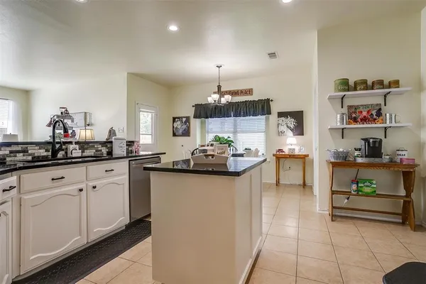 $2,100 | 909 Hunter Lane, Burleson, TX 76028